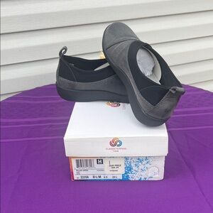 NWT Cloudsteppers by Clarks Women's Gray and Black Slip-On Flats